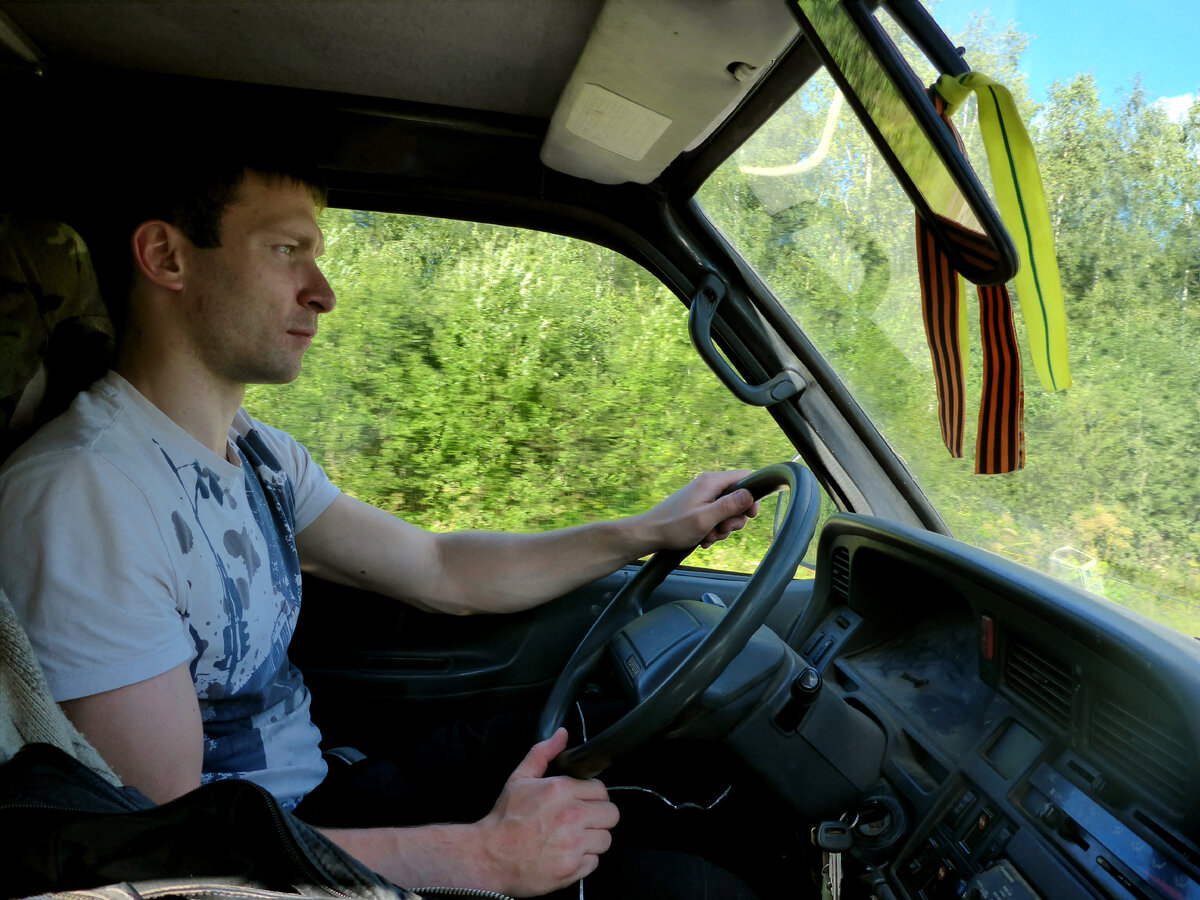 Коля едет. Условие задачи максим спешит в школу и идет со скоростью 6 км ч. Коля едет. Коля едет. День маленьких историй.