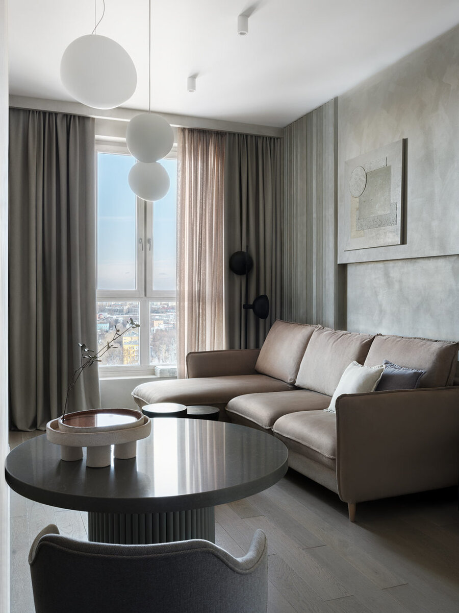 Кухня-гостиная. Диван Perrino; стулья La Forma; стол выполнен на заказ; столешница Quartzhoff; кофейный столик из мангового дерева La Redoute; подвесы Foscarini; на стене работа Елены Дуайер из галереи Milliart.