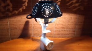  Сам подход к изготовлению светильников путем апциклинга не нов. С давних пор в сельской местности почти в каждом доме можно встретить светильники-переноски, изготовленные из стеклянных банок из-под консервированных овощей. Такой прибор имеет длинный шнур, чтобы с ним можно было спуститься в подвал. Но сегодня домашние мастера при изготовлении светильников банками не ограничиваются. В ход идет все, что попадается под руку. Тарелки, корзинки для яиц, мерные сосуды, даже накладки от врезных замков, выкрашенные в разные цвета и соединенные в цилиндр - всего не перечислишь. А результаты выходят, прямо скажем, просто удивительные.