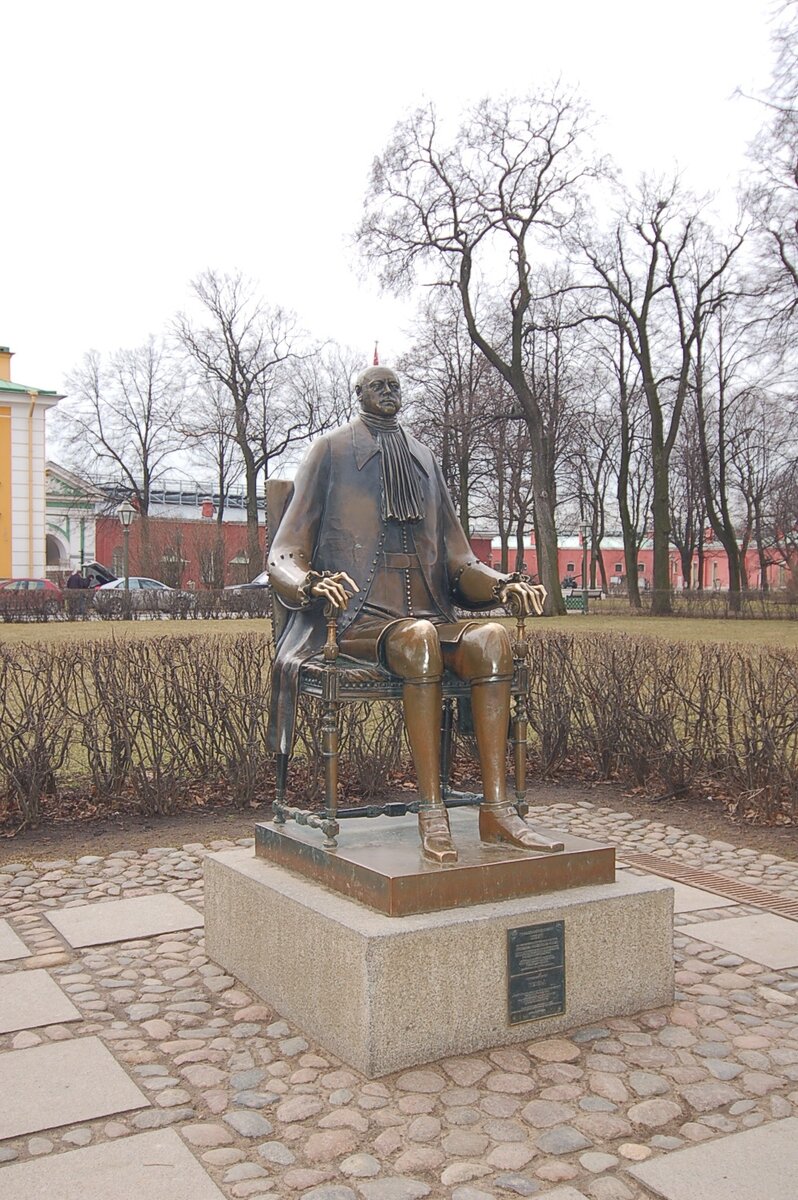 Кованые стулья в петропавловской крепости