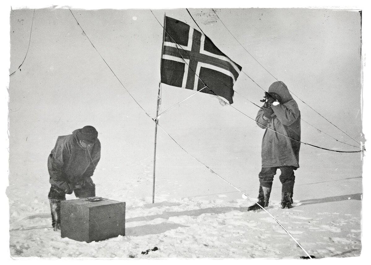 руаль амундсен 1911. экспедиции достигли южного полюса. экспедиции достигли южного полюса. амундсен достиг южного полюса. экспедиция руаля амундсена.