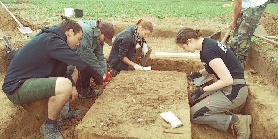 Студенты  из Тюбингенского университета на раскопках древнего захоронения