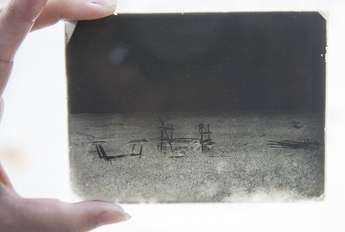 Фотопластина XIX века. Снимок погребений самоедов