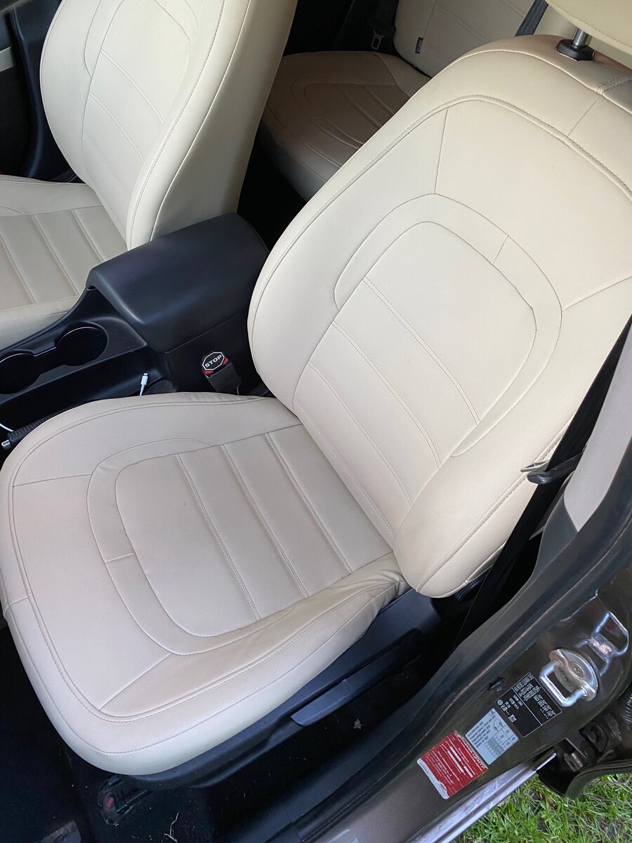 А имеем  мы кожаные сидения (структурированный кожзам) светло-бежевого цвета)