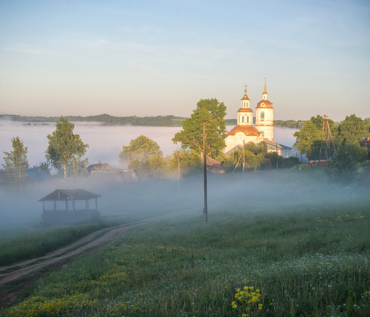 утреней туман над рекой Молома, село Юрьево, Кировской области 