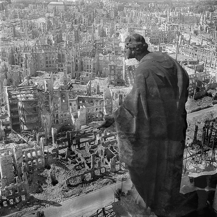 Дрезден после бомбежки в 1944 году; из открытых источников 