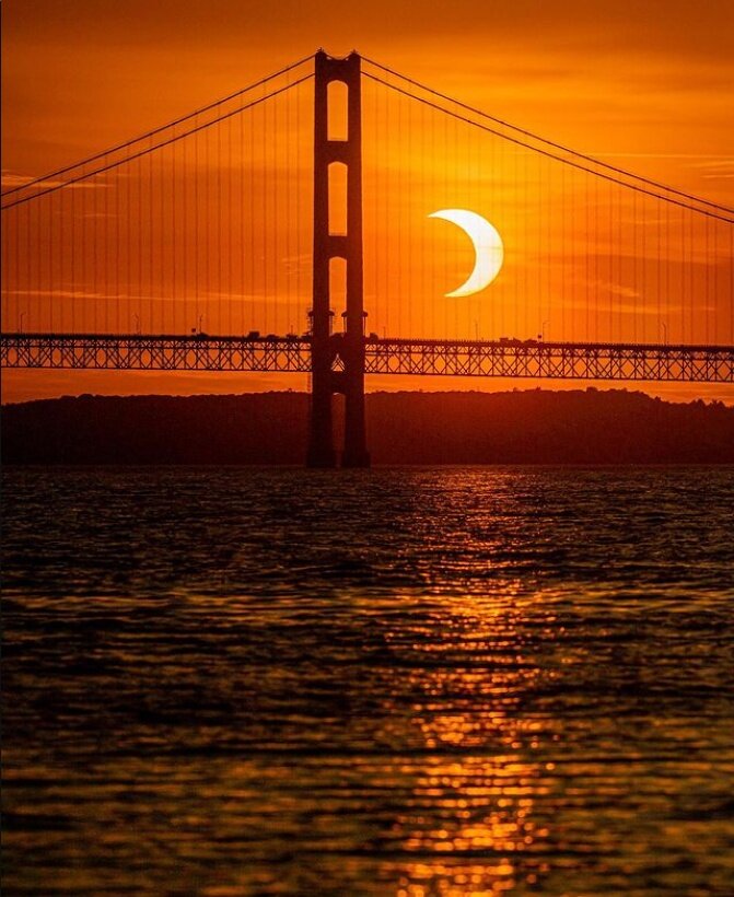  Частная фаза солнечного затмения над оз. Мичиган и Гурон в США, автор Джон Краус