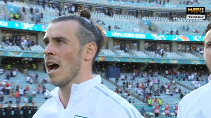 Главная звезда сборной Уэльса Гарет Бэйл во время исполнения национального гимна