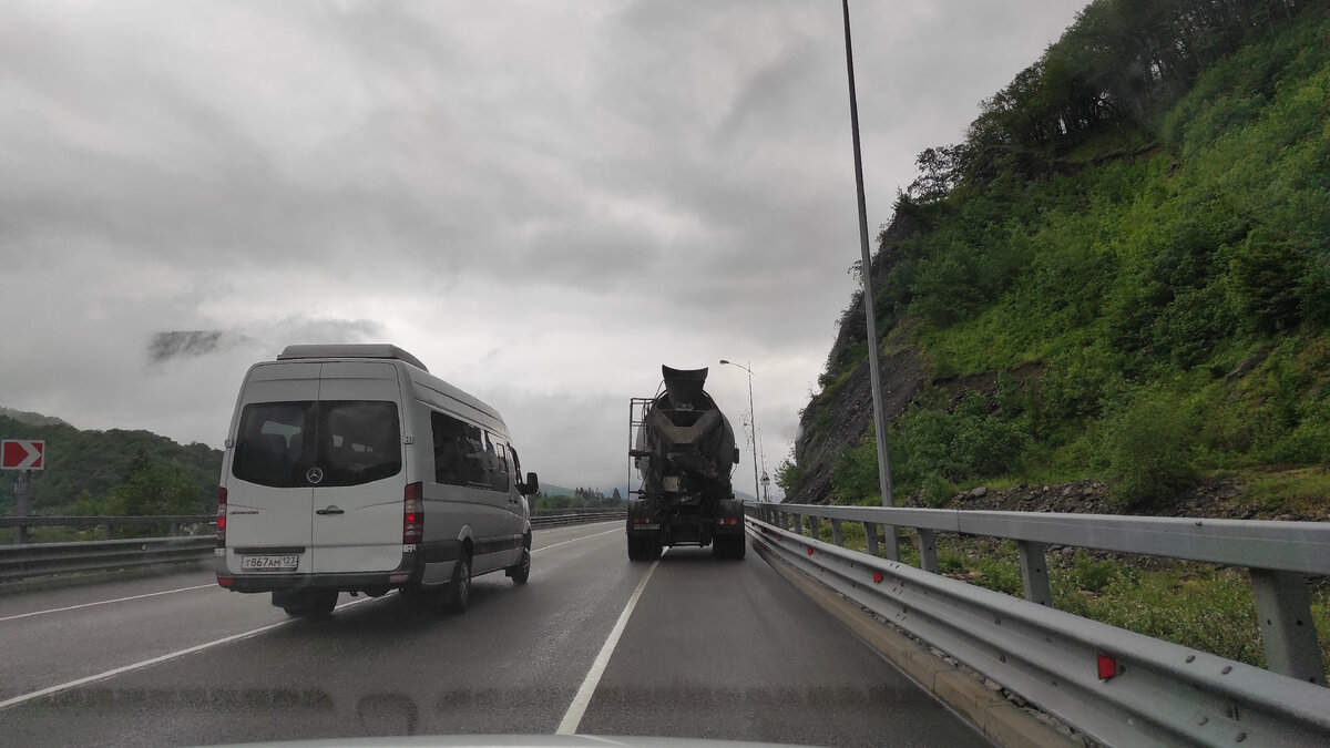 Иногда сплошная линия не помеха, а вот бетономешалка действительно мешает. Дорога из Адлера в Красную поляну, фото автора