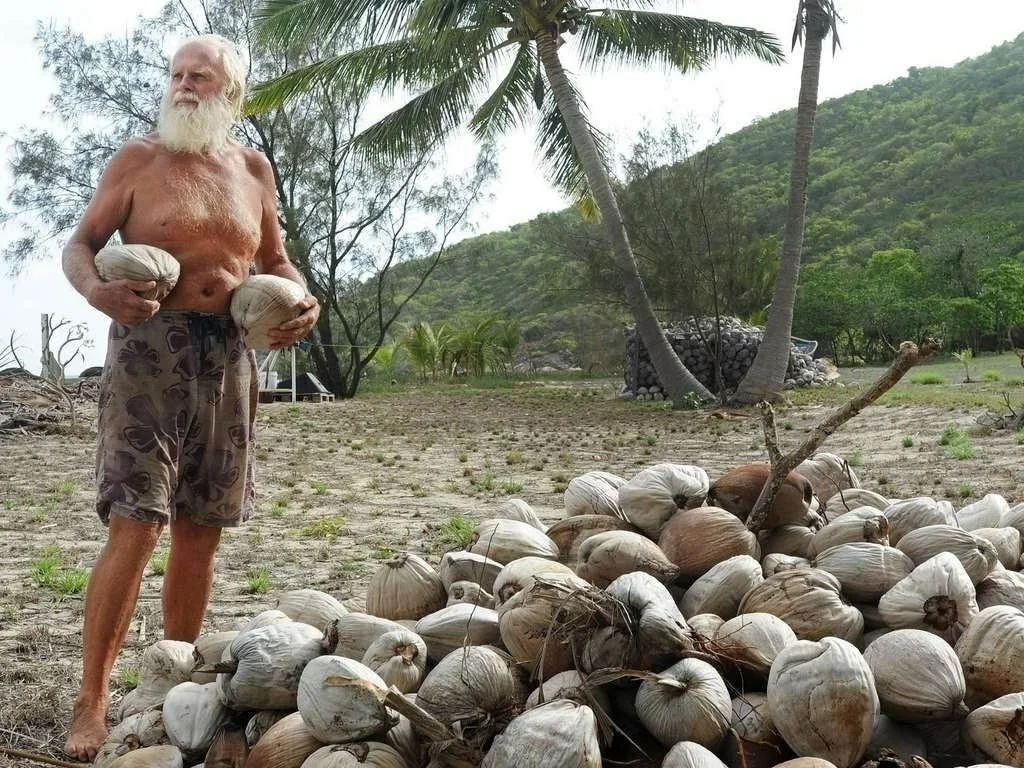Робинзон крузо прожил на необитаемом. Миллионер Дэвид Глэшин. Необитаемый остров Робинзона Крузо. Дэвид Глэшин фото на острове.