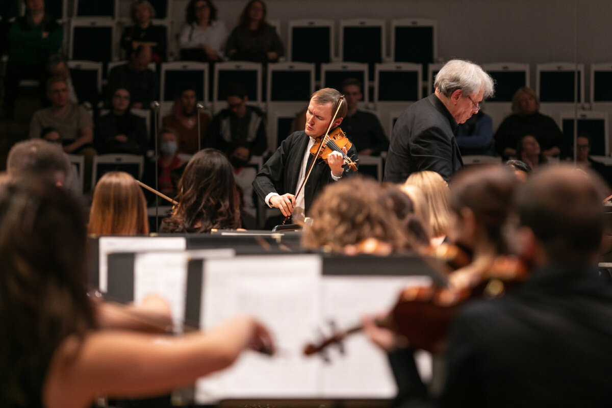 Скрипач Никита Борисоглебский исполняет Скрипичный концерт Хачатуряна в сопровождении РНМСО под управлением Александра Лазарева