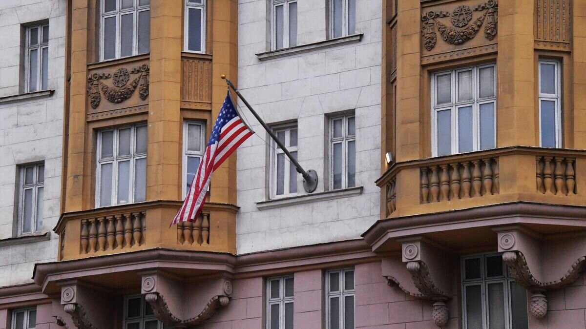    Флаг на здании посольства США в Москве© РИА Новости / Наталья Селиверстова