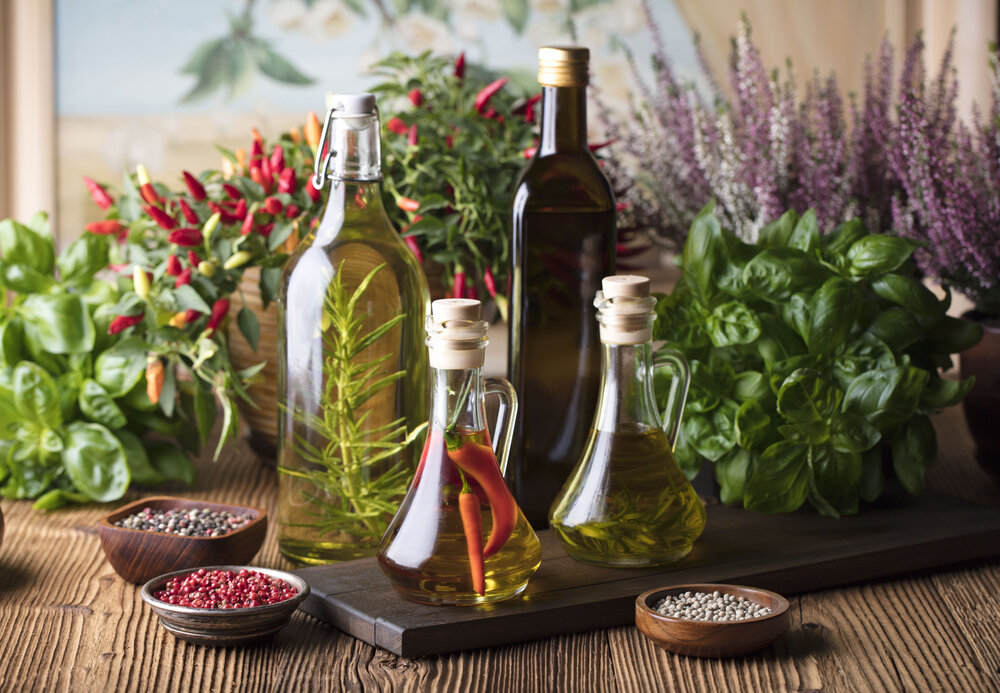    Для приготовления ароматного уксуса можно использовать разнообразное сырье