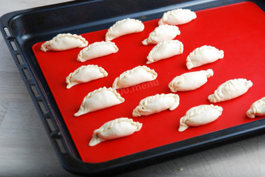 ШАГ 9:
Противень застелите качественной пергаментной бумагой или силиконовым ковриком для выпечки. Выложите пирожки на некотором расстоянии друг от друга. Смажьте поверхность заготовок желтком. Выпекайте в заранее разогретой до 180 градусов духовке примерно 25-30 минут до румяности. Так как духовки пекут у всех по разному, время выпекания может отличаться.