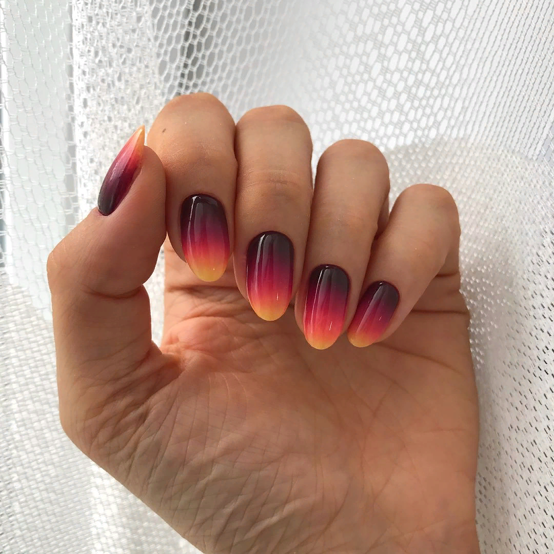 Растяжка градиента. Маникюр омбре. Ногти с переходом. Маникюр сиреневый с розовым. Маникюр омбре.