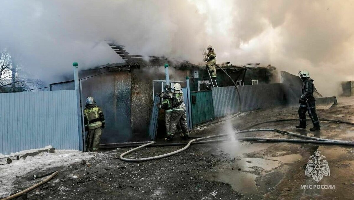     Загорелись частные дома, которые находятся в Кировском округе возле метромоста.