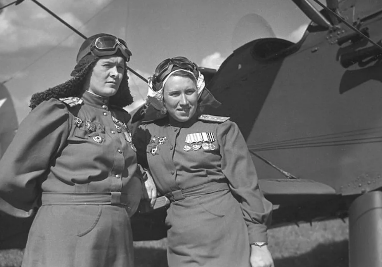 Евдокия Бершанская (слева) и штурман Лариса Розанова