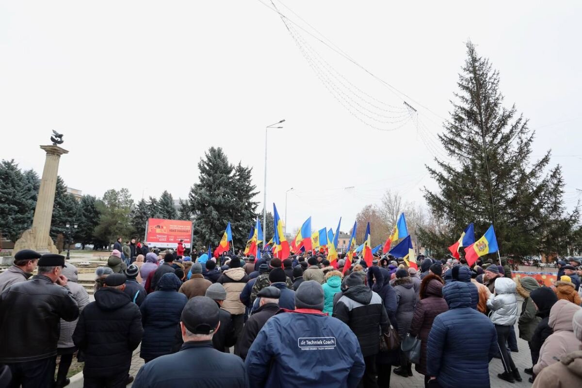 Пока ЕС расширяет антироссийские санкции, вводит «потолок цен» на нефть из России и поставляет оружие Киеву, рядовые европейцы устраивают массовые протесты против политики своих правительств.-18