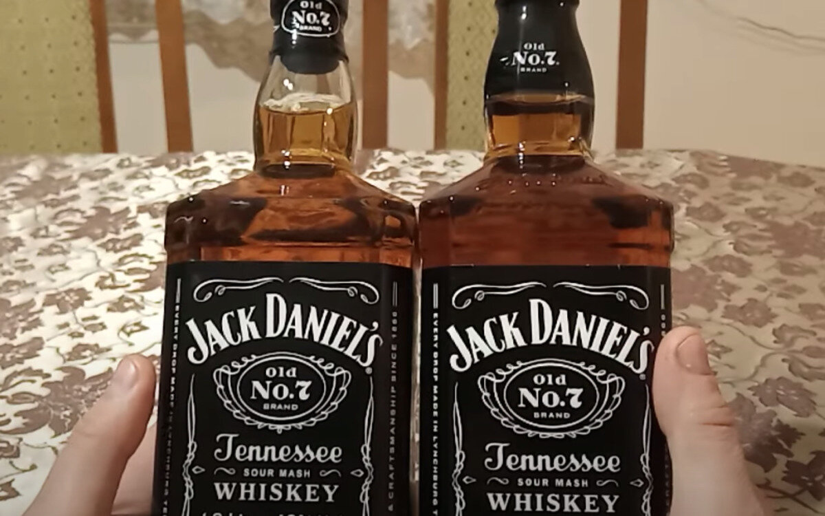 Виски джек дэниэлс оригинал. Виски "jack daniels" (джек дэниелс). Джек дэниэлс отличить подделку. Оригинальный джек дэниэлс 1 литр. Оригинальная бутылка джек дэниэлс.