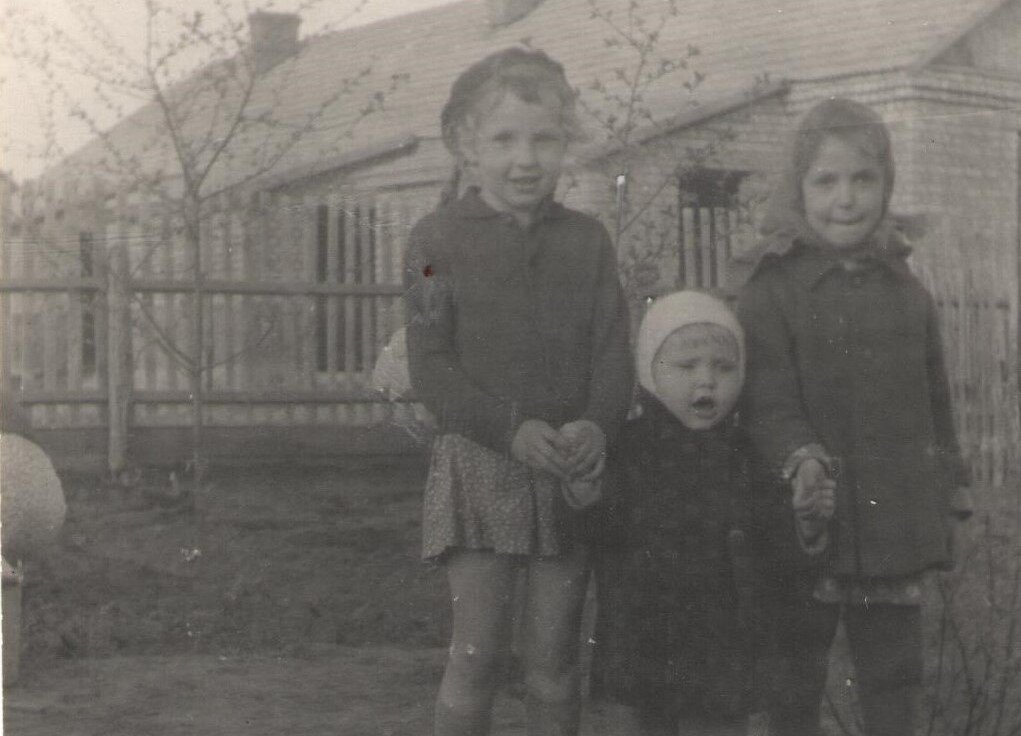 Весна 1968 год Я,сестра Марина и Галка