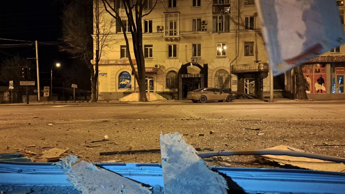    Последствия ночного обстрела Донецка из "Градов"© РИА Новости / Сергей Батурин