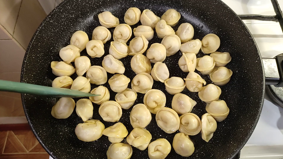 Пельмени жареные на сковороде на сливочном масле