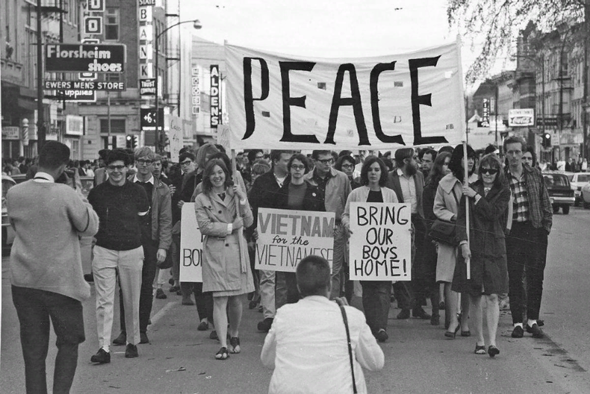 Peace movement. Хиппи против войны во Вьетнаме. Антивоенное движение в США В 1960-Х гг. Хиппи антивоенное движение. Протесты против войны во Вьетнаме.