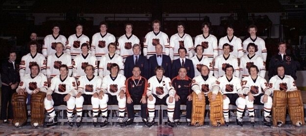 Сборная НХЛ на Кубке вызова-1979. Пятый слева в первом ряду – Скотти Боумэн. Фото взяты из открытого источника Яндекс.Картинки