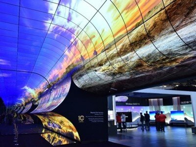    LG построила завораживающую инсталляцию из гибких OLED-экранов