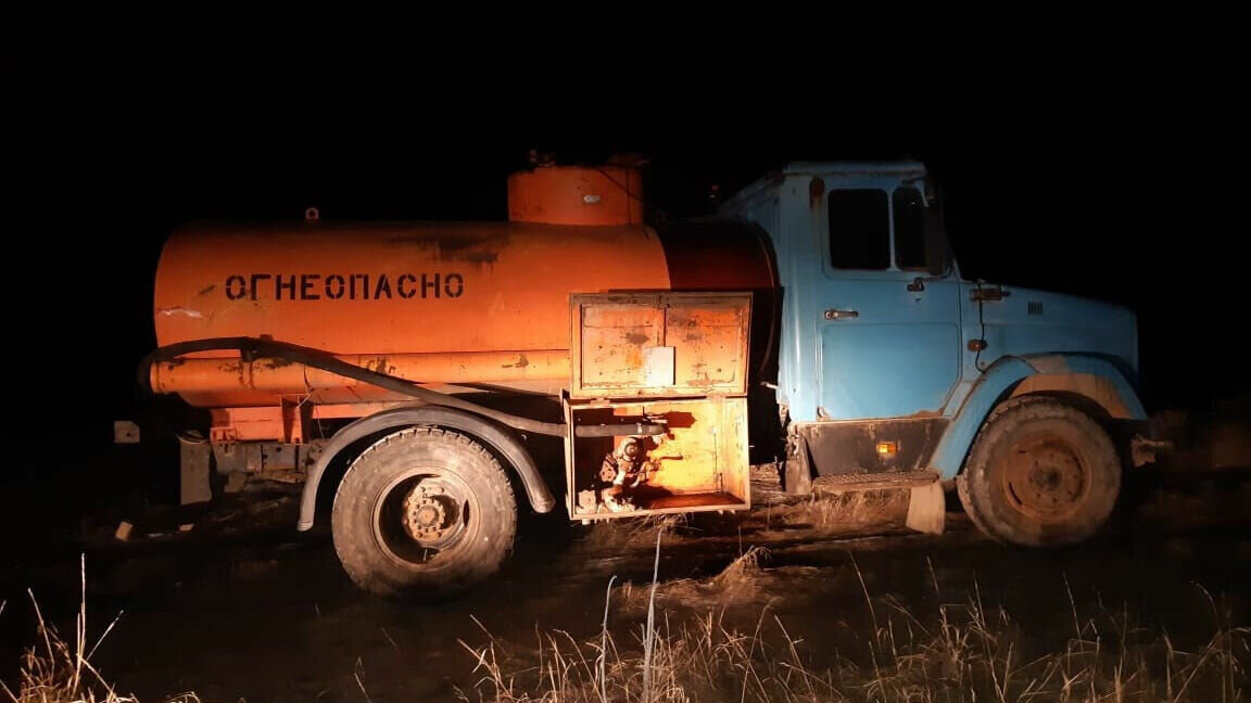     Во Фроловском районе Волгоградской области полицейские задержали двух подозреваемых в краже нефтепродуктов. Мужчины попались с поличным во время хищения сырья из магистрального трубопровода, сообщили в ГУ МВД по региону.