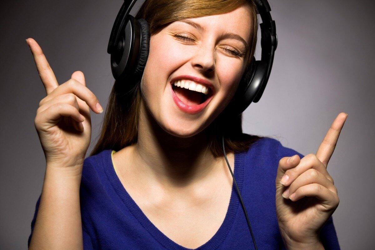 Девушка и музыка. Фото из Яндекс картинки