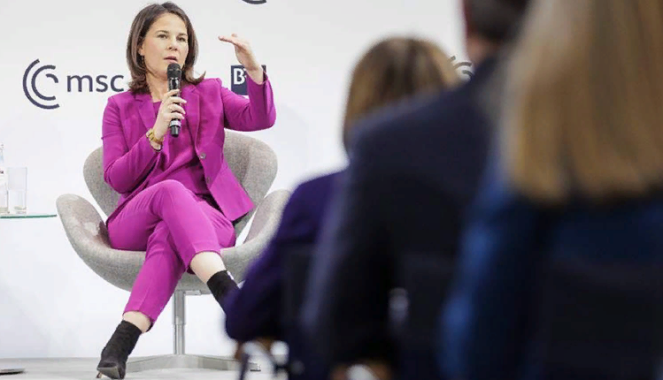 Анналена Бербок показывает как правильно совершать поворот на 360 градусов (фото с сайта iz.ru)