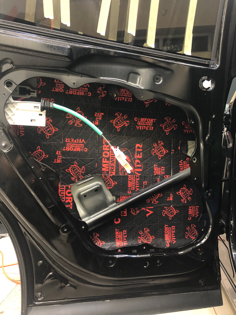 Основная цель шумоизоляции — это уменьшить звуковую и вибронагрузку, создать уют для водителя и пассажира, устранить надоедливые скрипы различных элементов салона, улучшить комфортное ощущение от вождения авто.