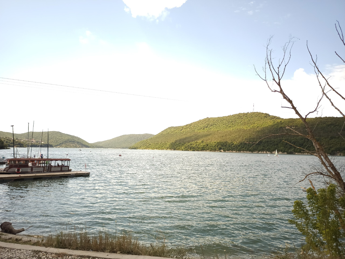 Вид с набережной на озеро Абрау
