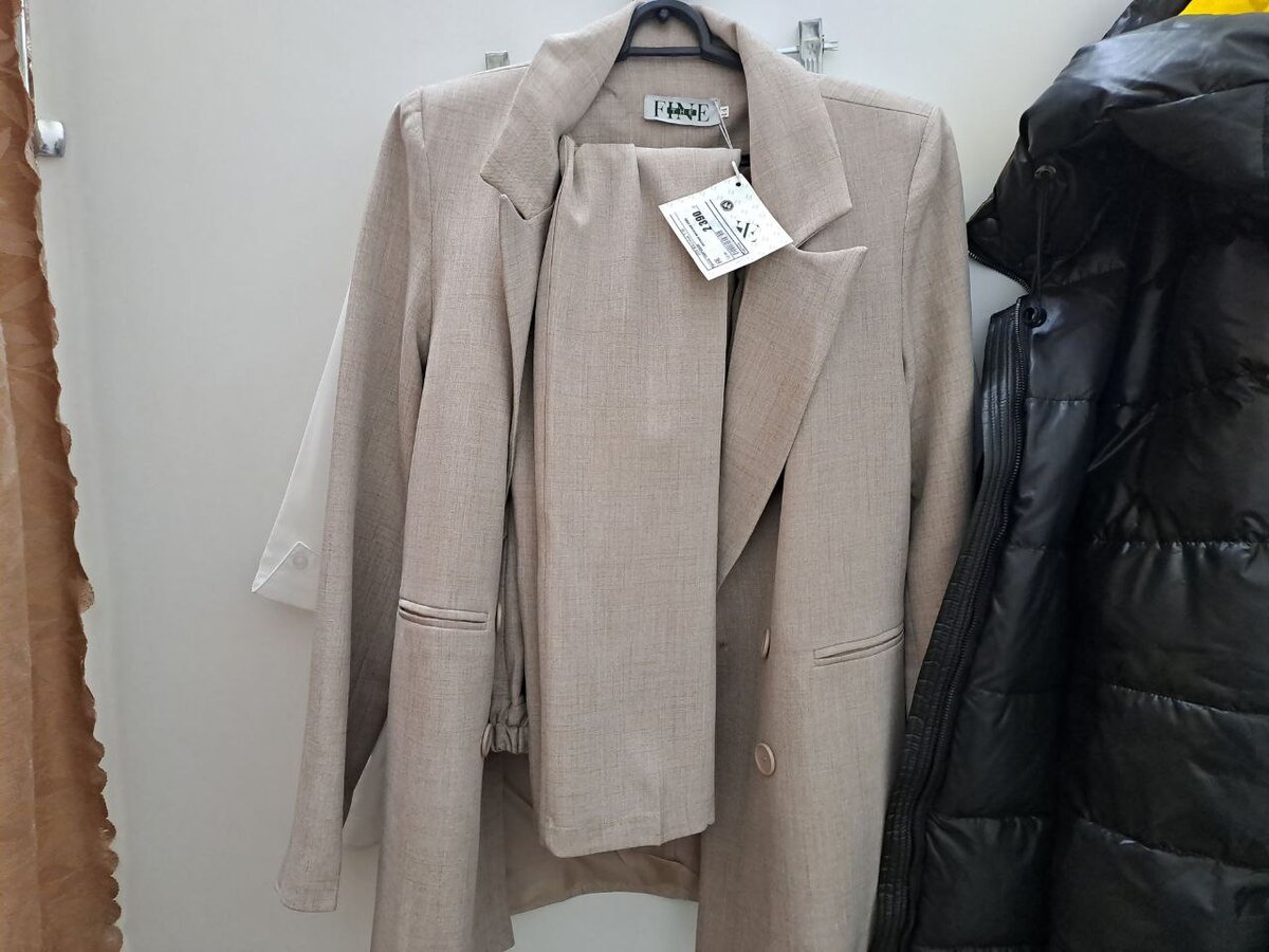 В субботу я и Лучика ходили в магазин. Мне нужен был костюм. А ей куртка. Конец учебного года, костюмов мало, выбор мал. Но мне нужно было померить... и понять какой размер одежды теперь, чтобы заказать если что с Озона. В итоге вот этот песочный костюм 44 размера не сошелся на талии на 1,5 см. 🤣😂 Таких же костюмов другого размера не было. Поэтому брать я не стала, пошла в другой магазин. Там нашла похожий только серый 46 и 48 размера. 46 застегнулся в принципе норм, но я люблю чтобы было свободно, поэтому взяла 48. Думаю летом вполне смогу уже взять 46 размер. А вот рубашку я взяла 46 размера... 