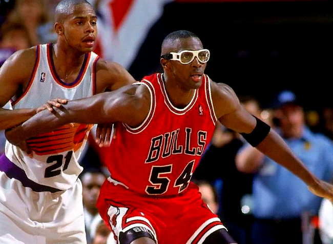 Хорас Грант в форме Буллз против форварда Финикс Санс Ричарда Дюмаса (финальная серия 1993)