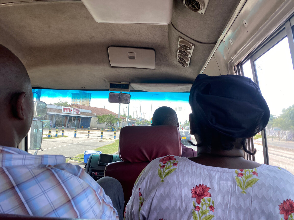 Народная африканская маршрутка Дала-Дала стоимость проезда по всему маршруту 15₽ стоимость бензина в стране 100₽ литр.