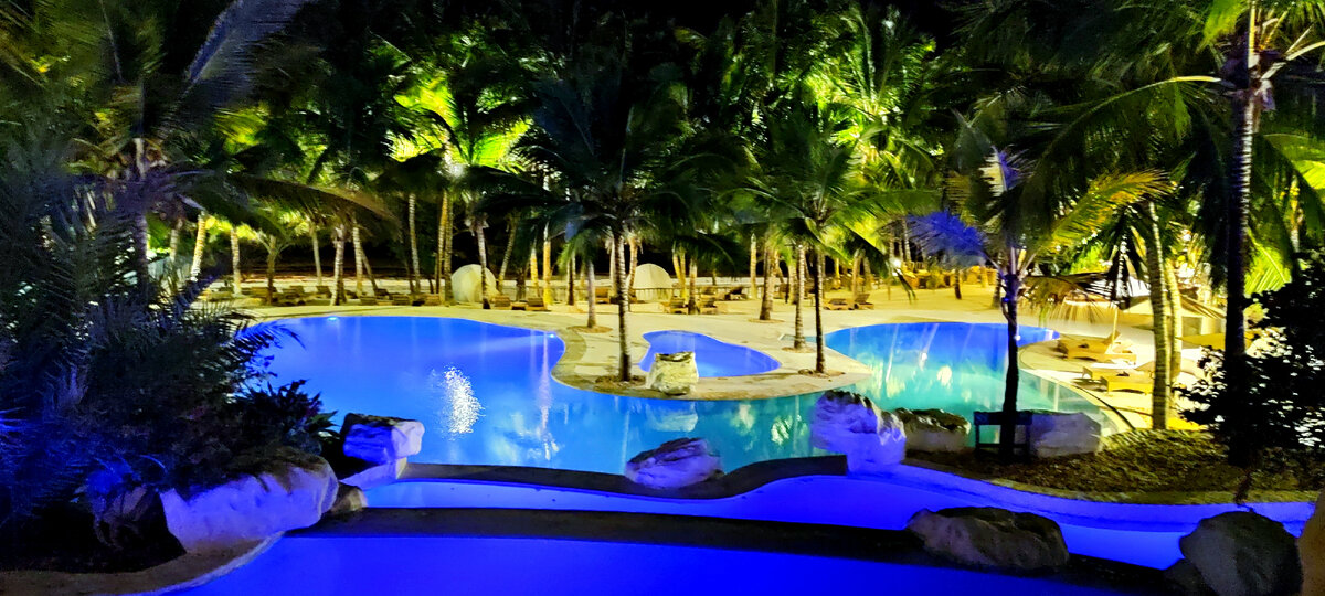 Ресторан в котором я ужинала находился справа. Впереди вид на океан. Листайте!
Источник: личный архив