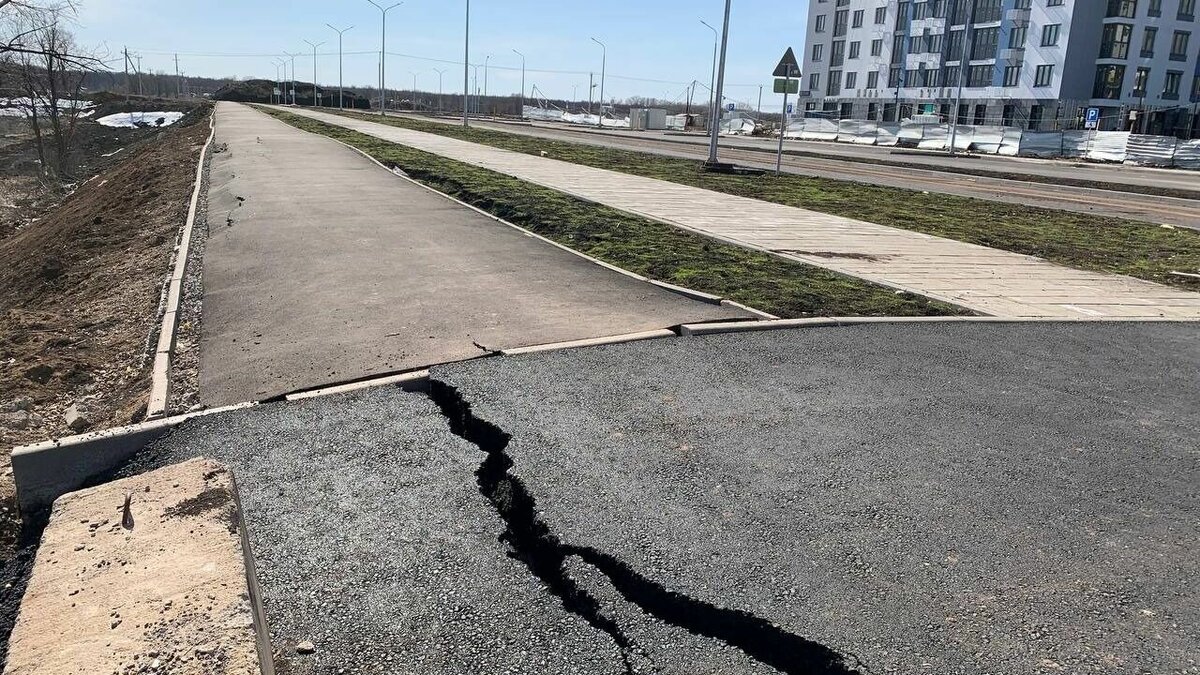     Дороги и тротуары ремонтировали осенью, но они не пережили зиму