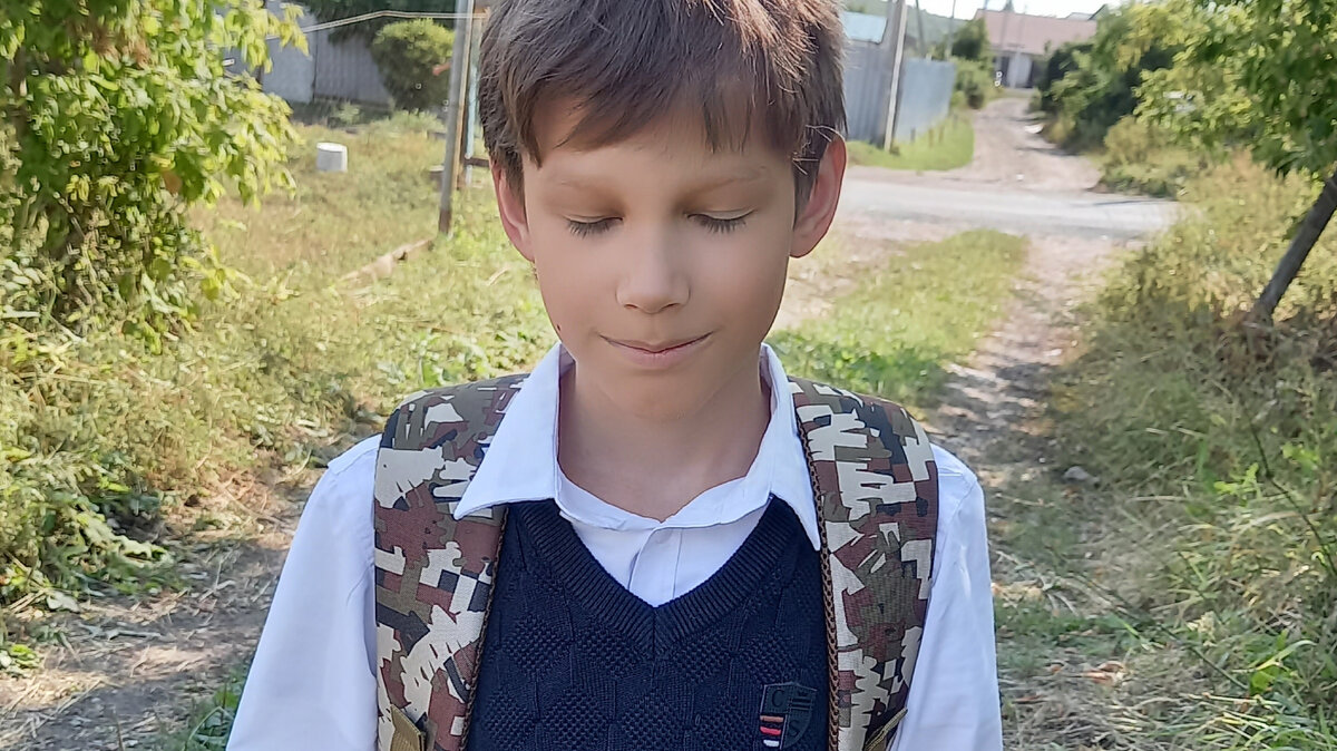 Вот этот тип, гражданской наружности😄 такая милота, аж не верится, что это он мне нервы мотает))))