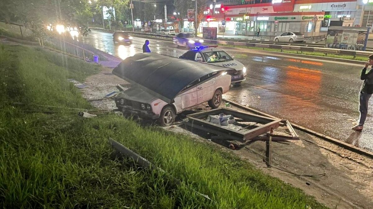    В Саратове «Жигули» врезались в остановку и покалечили 2 молодых людейНовости Саратова и области – Сетевое издание «Репортер64»