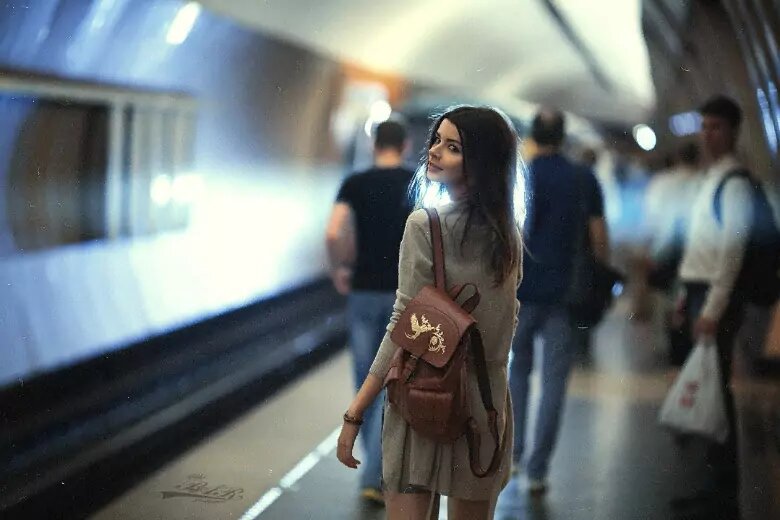 Подглядывание под юбки на эскалаторе в метро