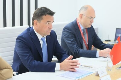    Андрей Воробьев на ПМЭФ-2023 встретился с представителем компании "Мультиколд" ©Константин Семенец Пресс-служба Губернатора и Правительства Московской области