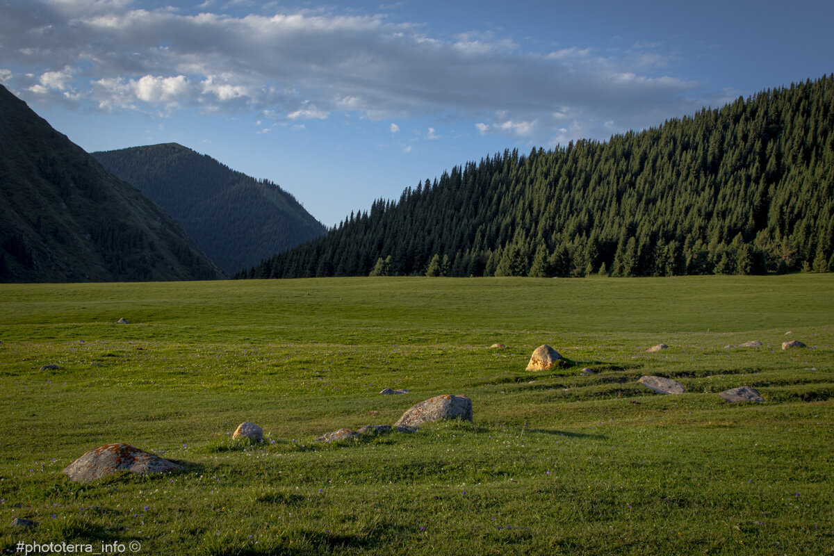 Длинные утренние тени. Григорьевское ущелье. Иссык-Куль, Киргизия. Фотография Корчагиной Татьяны 