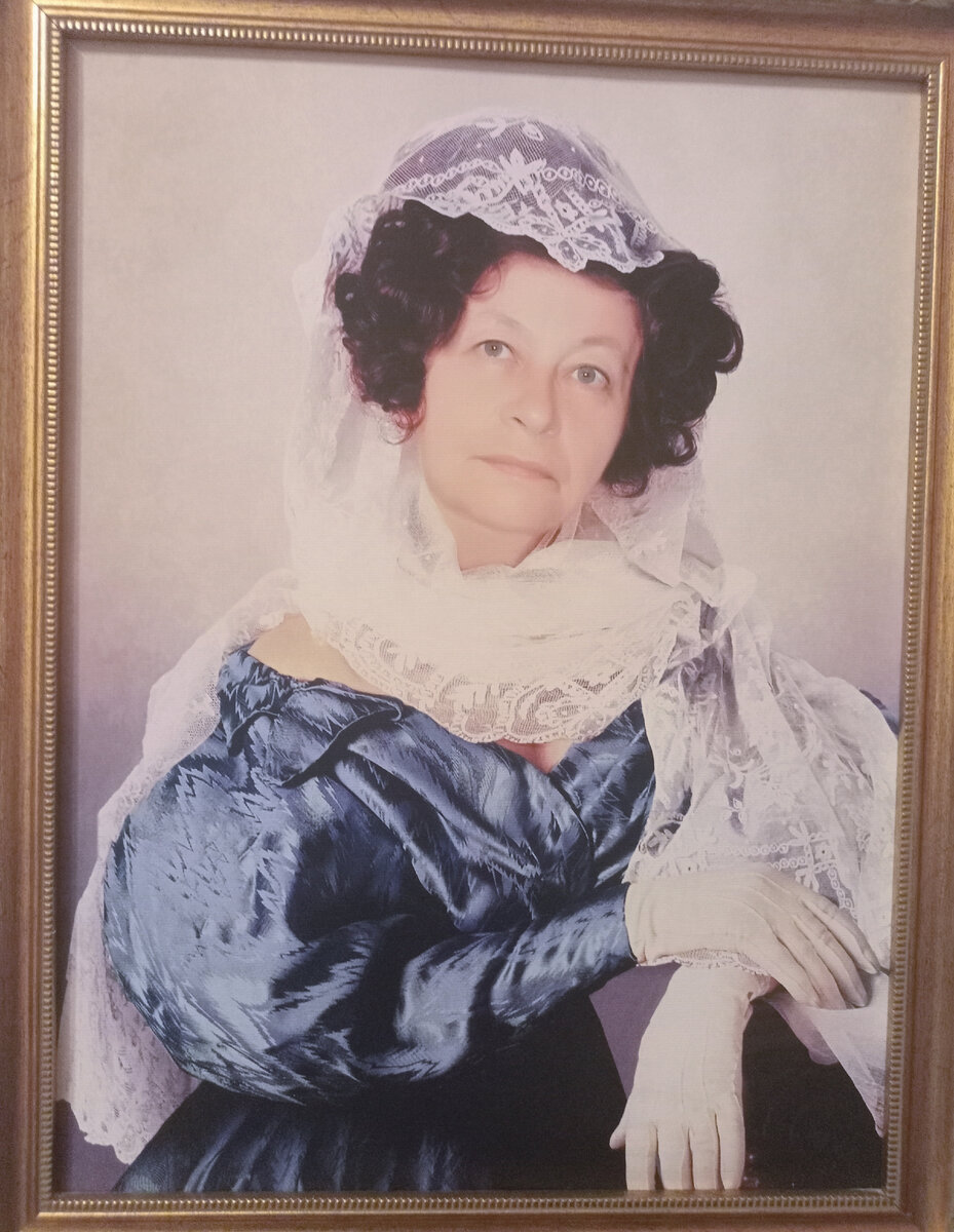 Такой шуточный портрет мне подарили дети на 65-летие. 