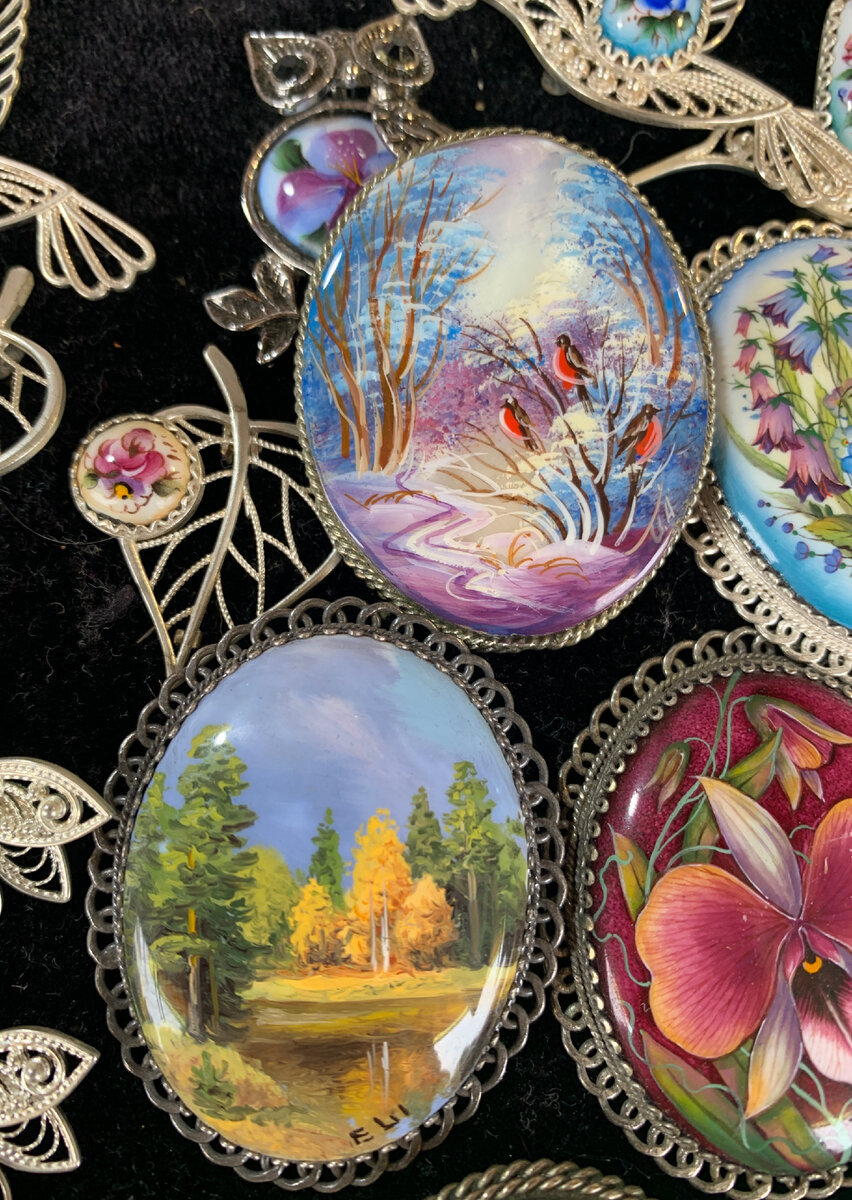 Посмотрите какие красивые брошки, стоимость от 1200 р. Я купила зимнюю со снегирями и ещё одну)