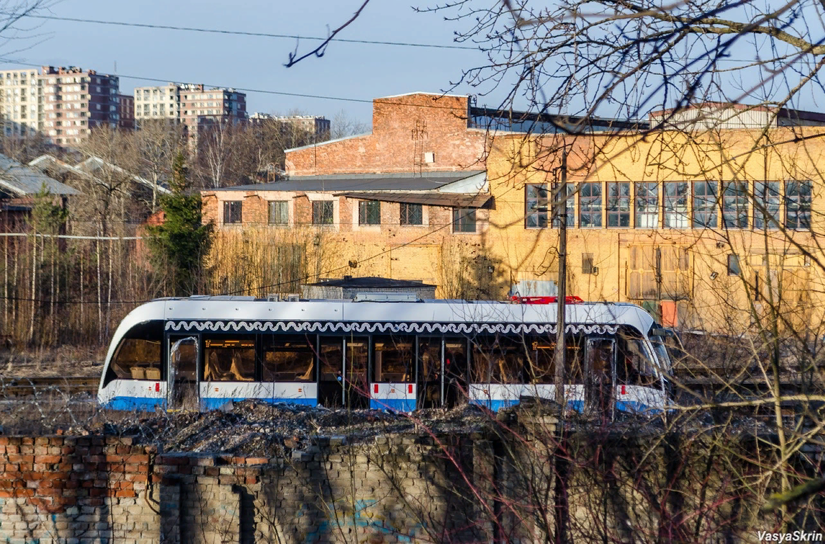 Обкатка на заводских путях первого трамвайного вагона модели «Львёнок» для Москвы. Дата: 2 апреля 2021 г., 71-911ЕМ «Львёнок» № зав. 84 (автор: VasyaSkrin; сайт: transphoto.org)