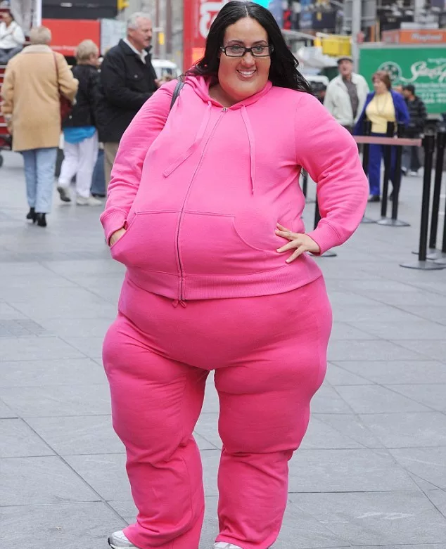 Видимо толстых. Толстая девушка в розовом. Толстые лосины. Толстая девушка в костюме.