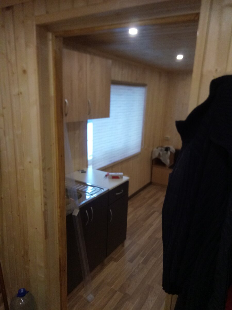 Комната отдыха в бане не большая, но нам хватало, бывало втроём ночевали