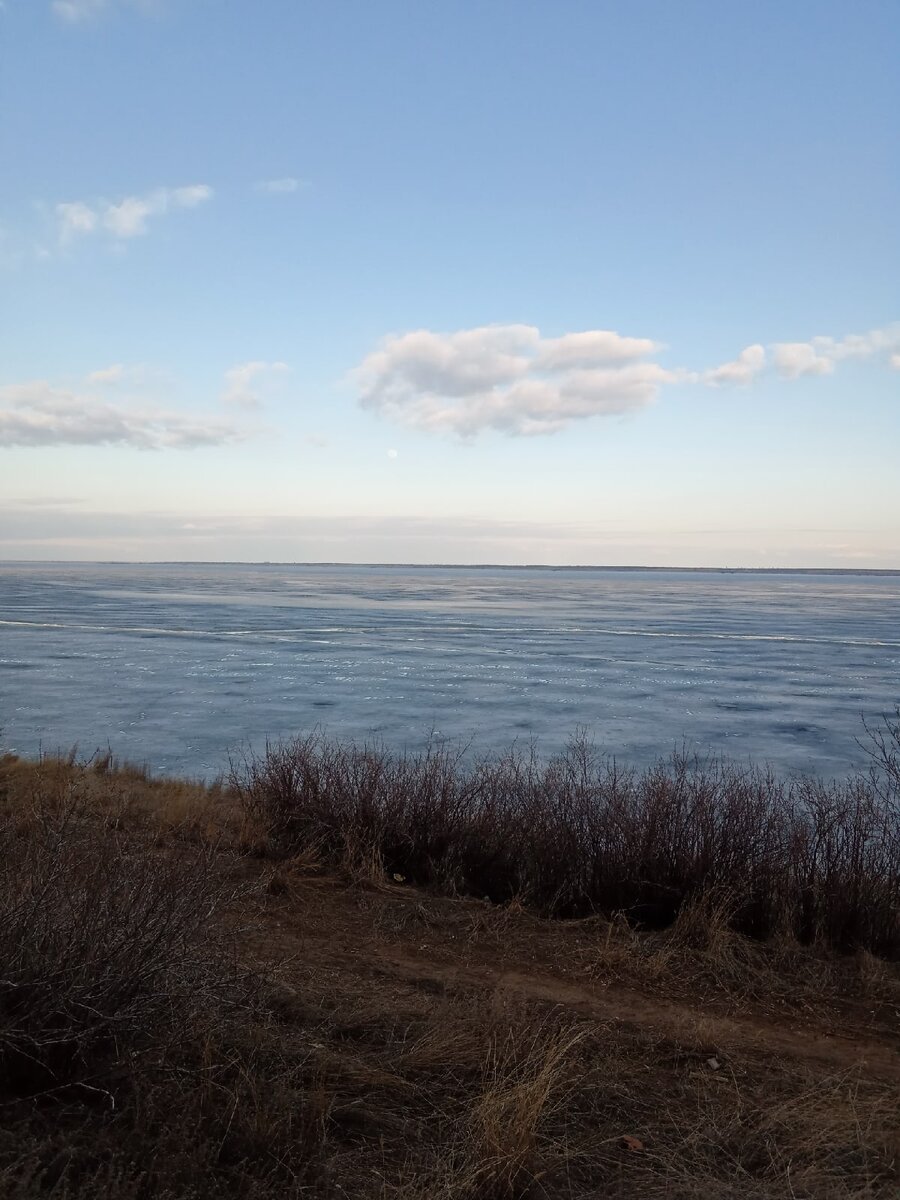 река  Волга внизу